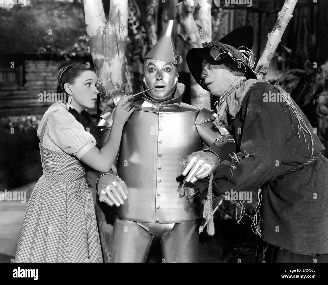 Judy Garland als Dorothy Gale, Jack Haley als Hickory Blechmann, Strahl Bolger als Hunk Vogelscheuche in der Zauberer von Oz; ein 1939 American Musical fantasy-Film produziert von Metro-Goldwyn-Mayer Stockfoto