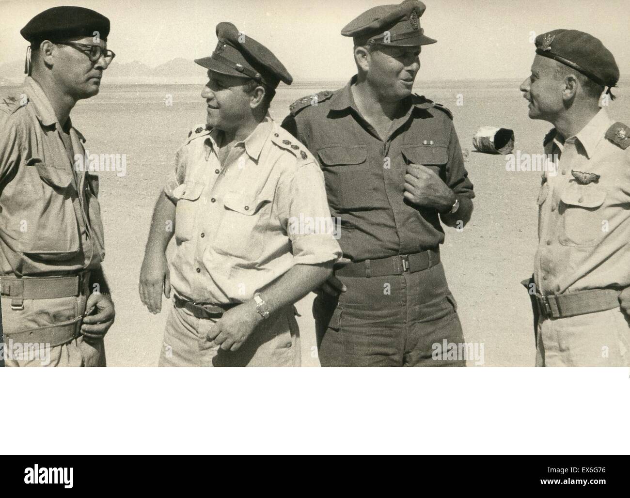 General Haim Laskov (links) mit hochrangigen Offizieren während der Suez-Krieg 1956 Air Force Commander Dan Tolkowsky, und der Kommandant des Southern Command allgemeine Simchoni Stockfoto