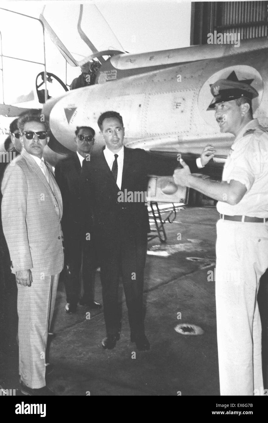 König Mahendra von Nepal, Shimon Peres und Ezer Weizman 1958 Stockfoto