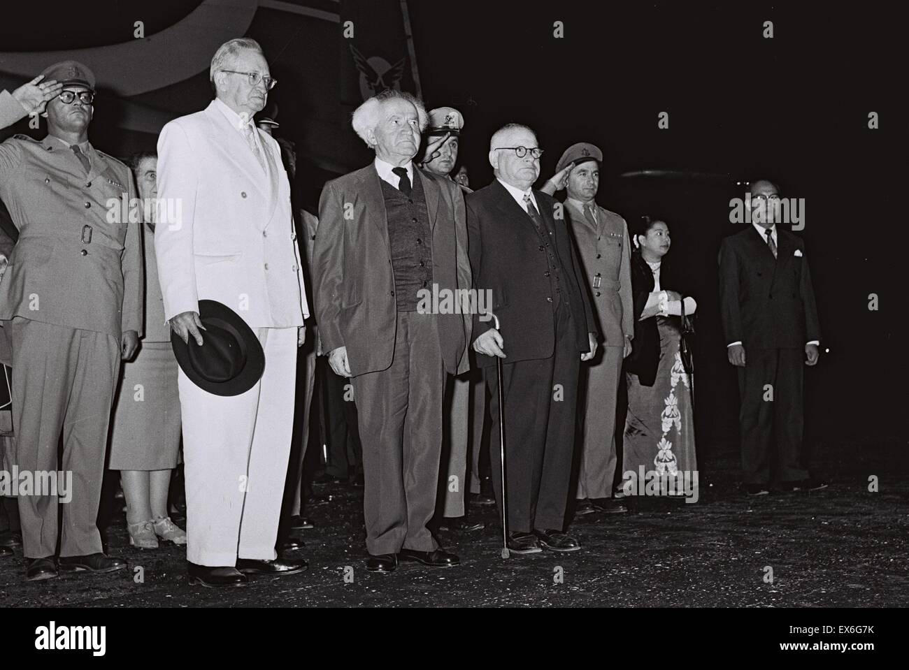 Israelischer Präsident Yitzhak Ben Zvi ist von Ministerpräsident Ben Gurion und General Laskov am Flughafen von Tel Aviv, nach seiner Rückkehr aus einem Staatsbesuch nach Birma im Jahr 1959 aufgenommen. Stockfoto