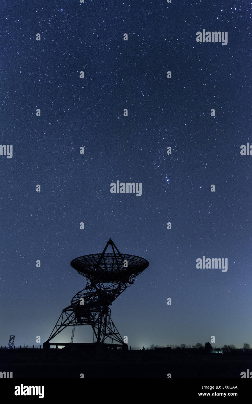 Mullard Radioteleskop Barton Cambridgeshire in einer sternenklaren Nacht Stockfoto