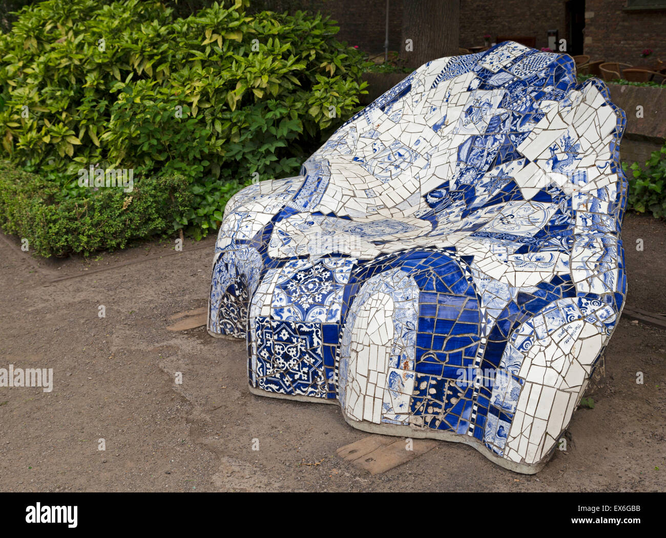 Delfter Blau Sofa, gemacht von Stücken von blauen Scherben, dekorative und funktionale Gestaltung im Prinsenhof Garden, Delft, Niederlande Stockfoto