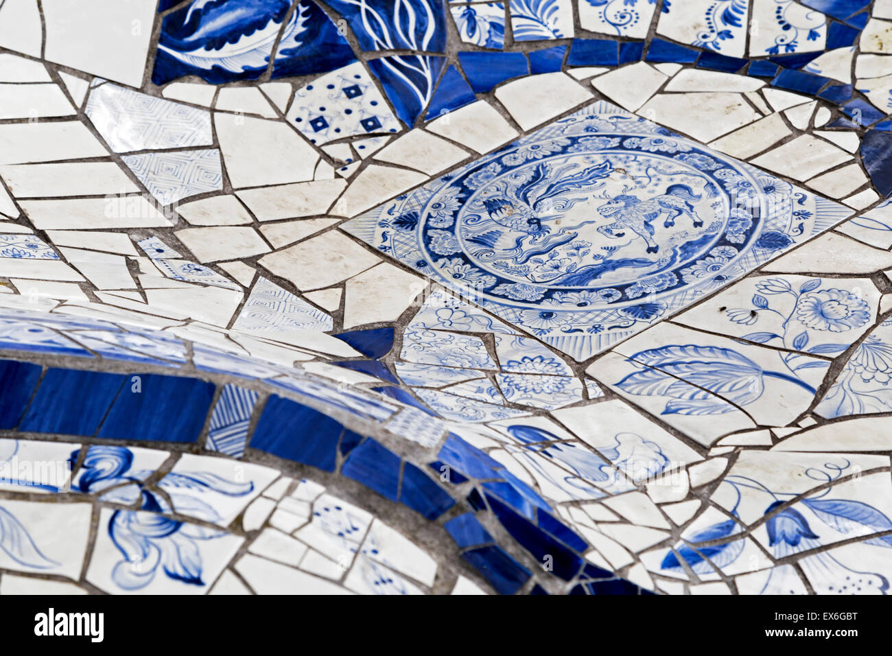 Detail des Delfter Blau Sofas, gemacht von Stücken von blauen Scherben, funktionales Design bei der Prinsenhof Garten, Delft, Niederlande Stockfoto