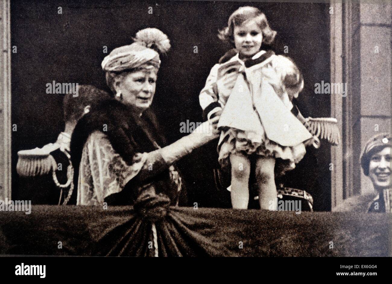 Prinzessin Margaret ist von ihrer Großmutter Queen Mary auf dem Balkon des Buckingham Palace im Jahre 1935 statt. Stockfoto