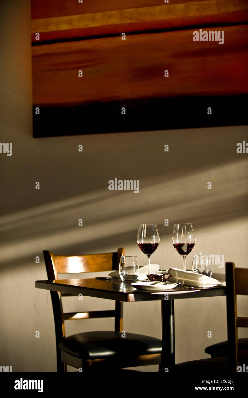 Tisch für zwei Personen mit Wein Stockfoto
