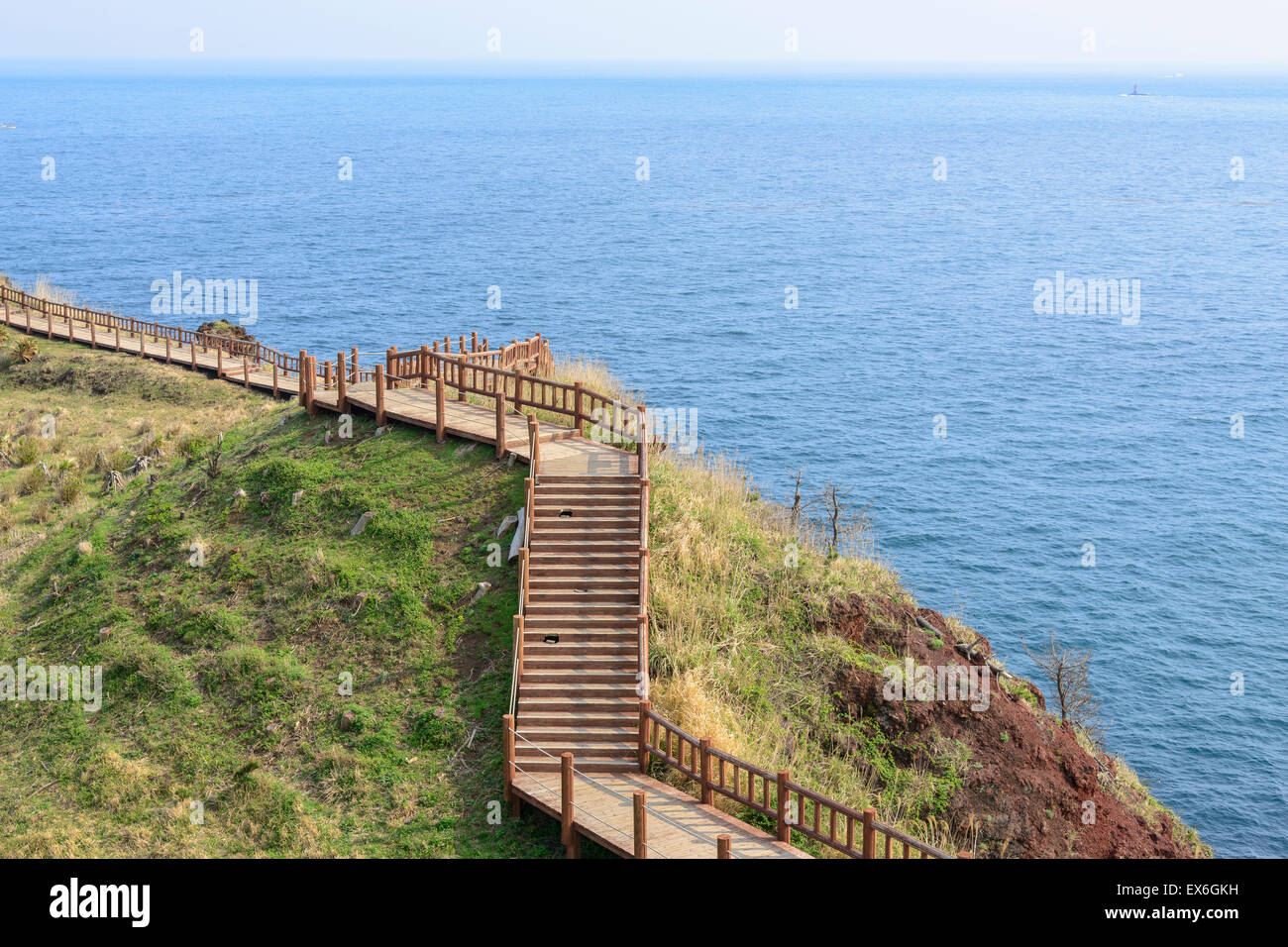 Blick auf Olle Wanderweg Nr. 10 Kurs in Songaksan in Insel Jeju, Korea. Olle ist berühmt trekking Kurse erstellt Küste Stockfoto