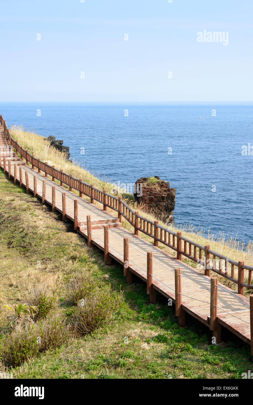 Blick auf Olle Wanderweg Nr. 10 Kurs in Songaksan in Insel Jeju, Korea. Olle ist berühmt trekking Kurse erstellt Küste Stockfoto