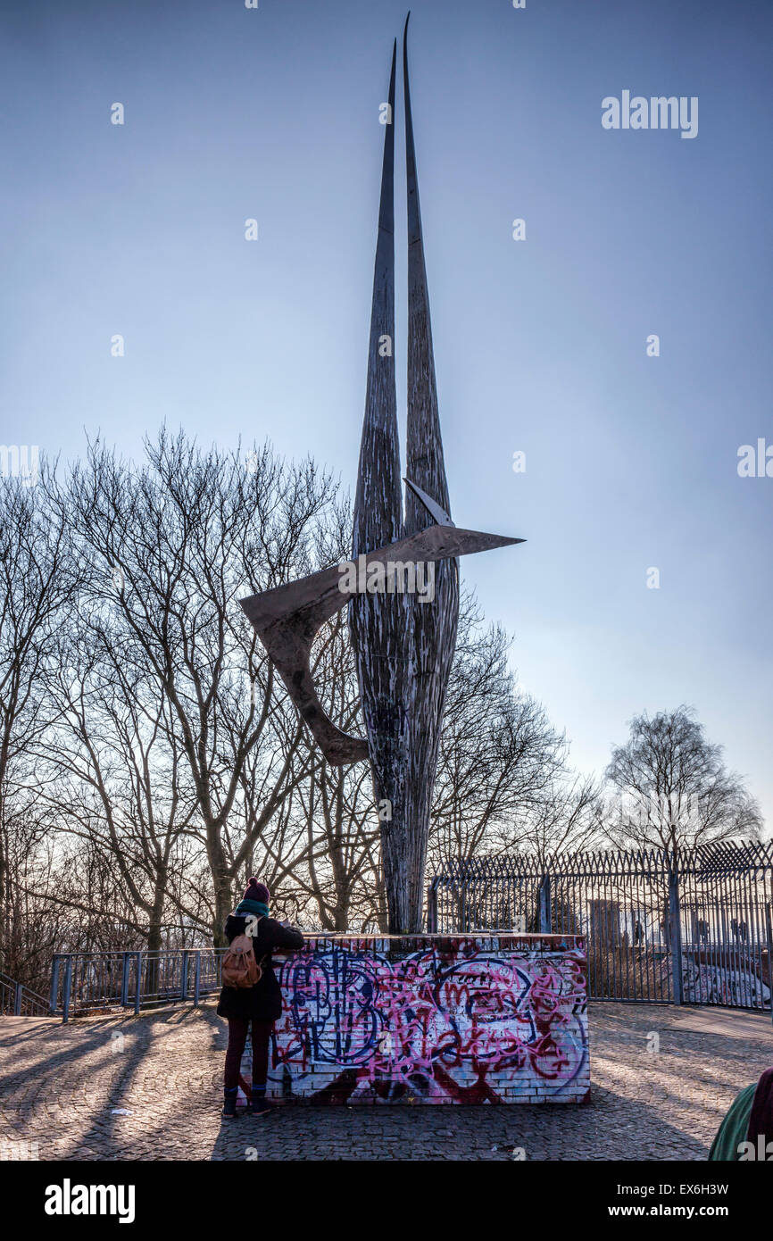 Berlin Volkspark Humboldthain Park, Wiedervereinigung, Wiedervereinigung Denkmal Bildhauer von Arnold Schatz auf Flakturm Stockfoto