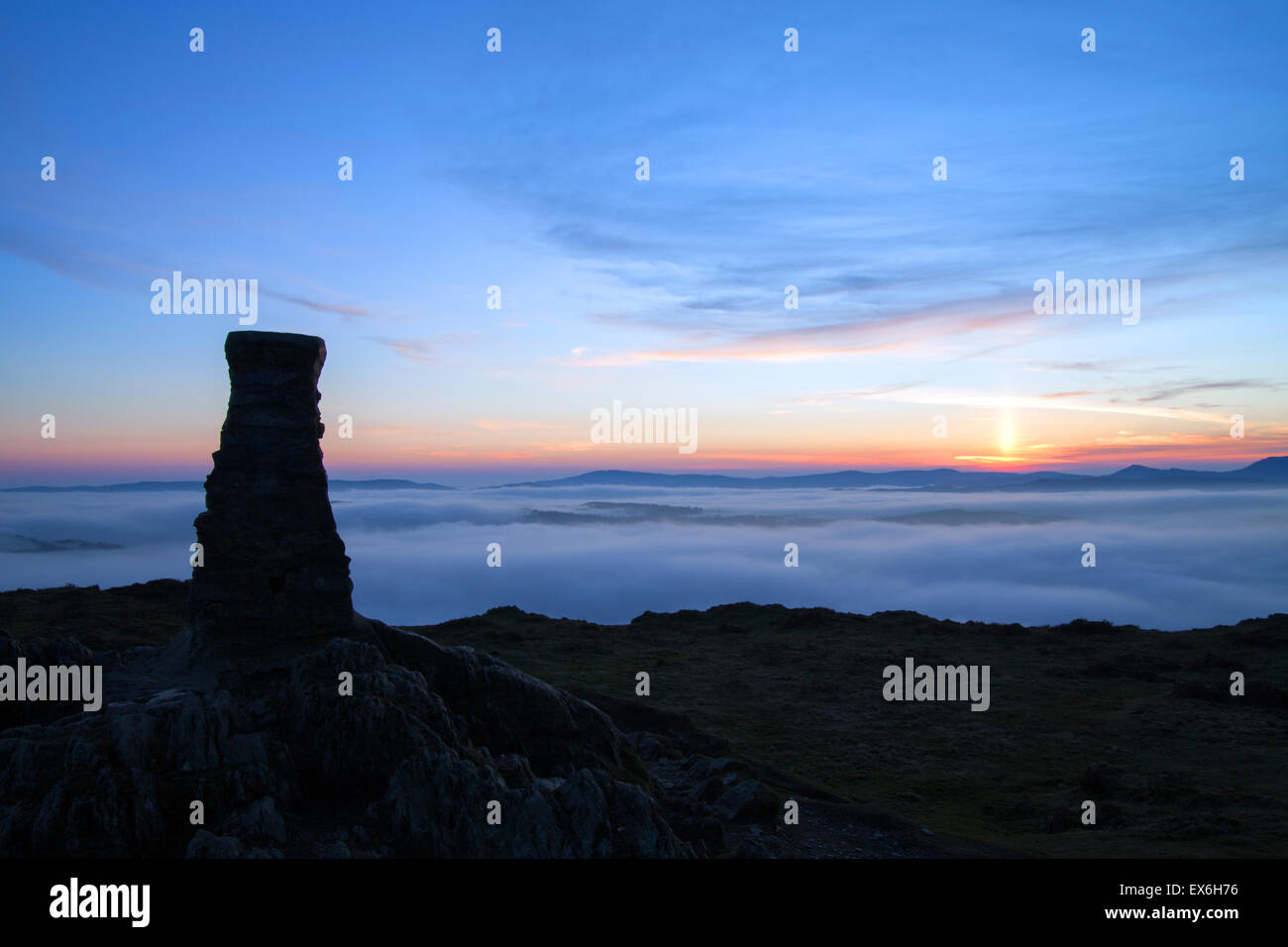 Triangulation Point Gummers wie bei Sonnenuntergang, Lake District, Cumbria, UK Stockfoto