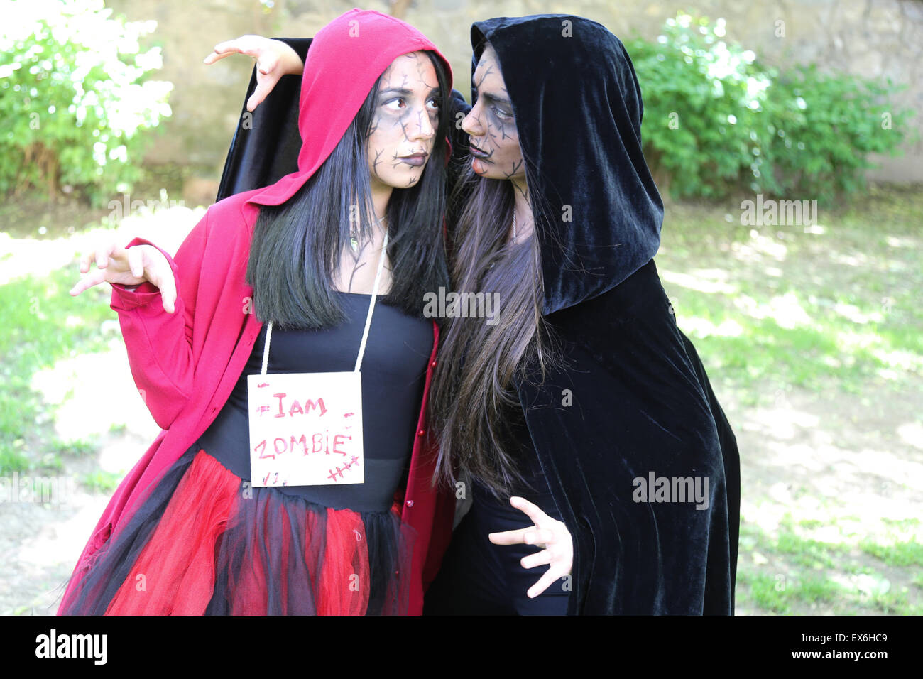 ISTANBUL, Türkei - 10. Mai 2015: Mädchen mitmachen und Spaß haben, während Zombie Walk Istanbul Nisantasi Park Stockfoto