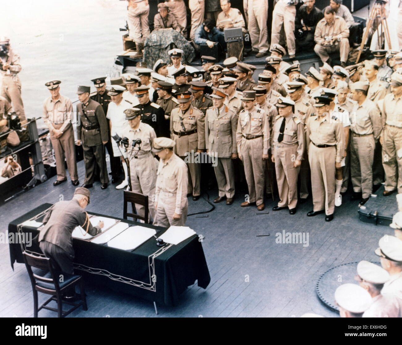 General Douglas MacArthur (1880-1964) Uhren als Vertreter der Japan Stand an Bord der USS Missouri vor Unterzeichnung eines der Instrument der Kapitulation Ende Zweiter Weltkrieg, datiert 2. September 1945 Stockfoto