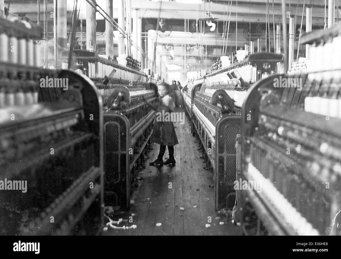 zwölf Jahre altes Mädchen bei der Arbeit in einer amerikanischen Textilfabrik um 1910 Stockfoto