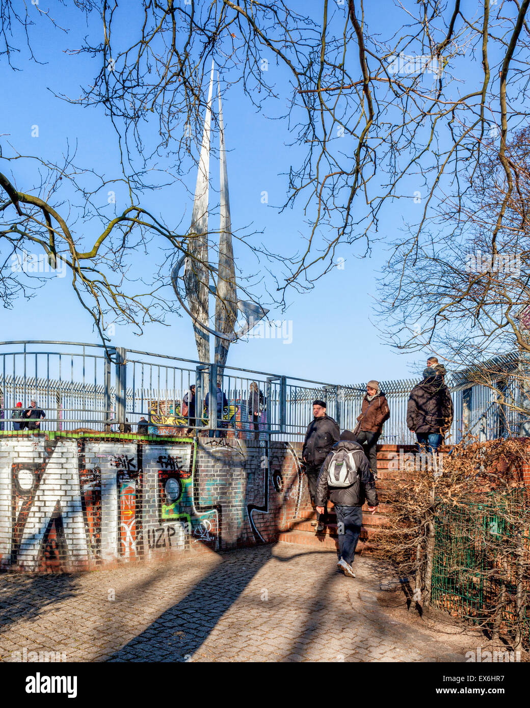 Berlin Volkspark Humboldthain Park, Wiedervereinigung, Wiedervereinigung Denkmal Bildhauer von Arnold Schatz auf Flakturm Stockfoto