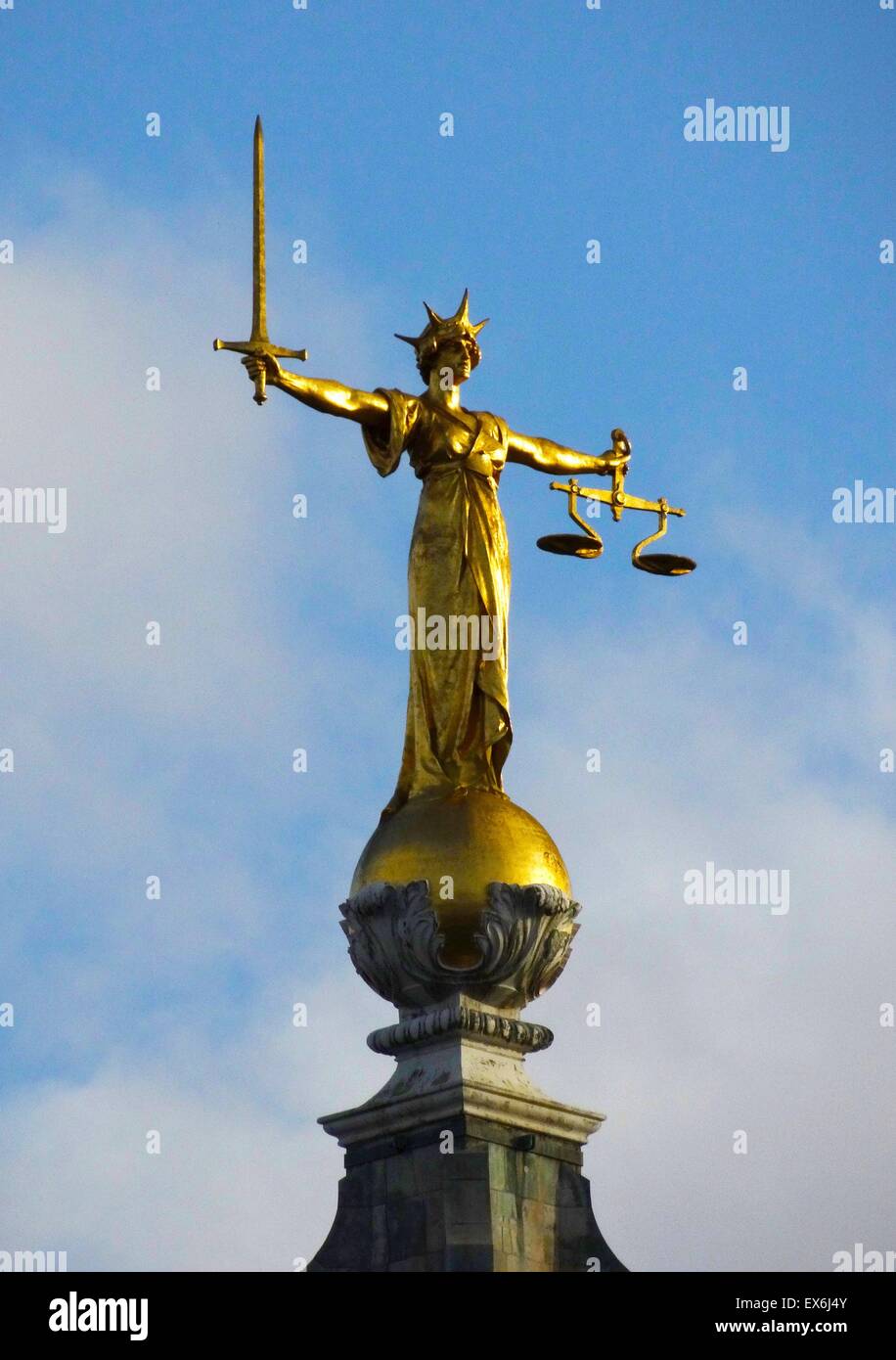 Foto der Statue der Justitia auf Old Bailey, ein Gericht in London und eine Reihe von Gebäude, in denen der Crown Court. Datierte 2014 Stockfoto