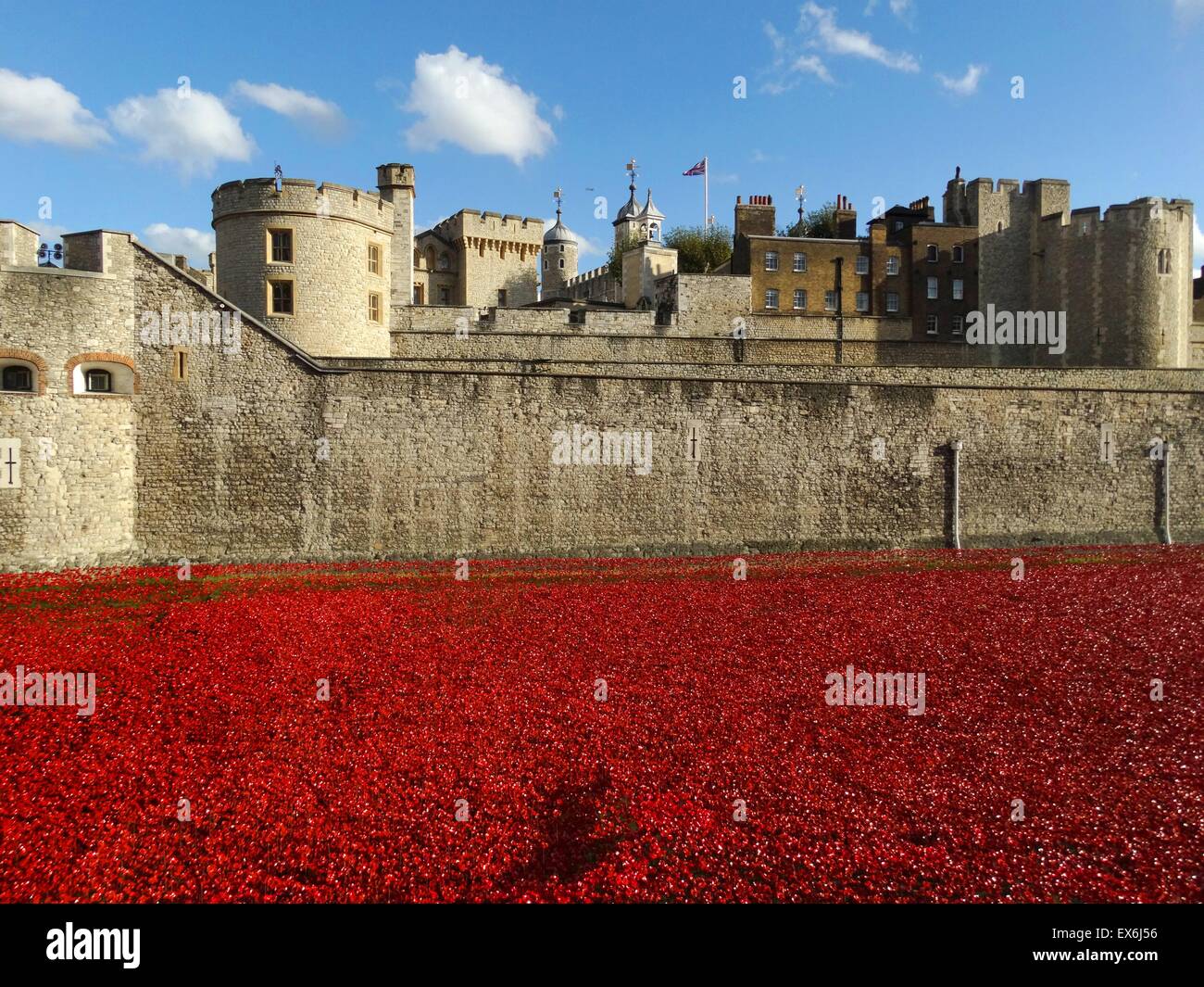 Kunst-Installation mit dem Titel "Blut Mehrfrequenzdarstellung Länder und Meere of Red". Der trockene Graben war mit 800.000 Keramik Mohnblumen zum Gedenken an den ersten Weltkrieg Centenary gefüllt. Erstellt von Keramik-Künstler Paul Cummins und Theater Bühnenbildner Tom Piper. Stockfoto