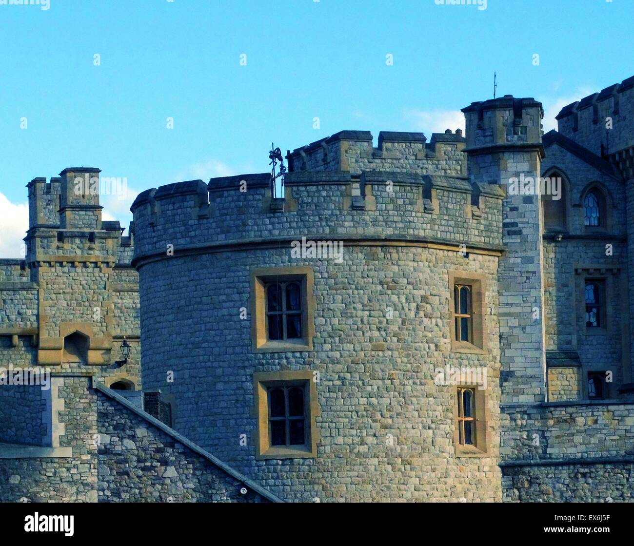 Farbfoto des Tower of London, eine historische Burg befindet sich am nördlichen Ufer der Themse im Zentrum von London. Der Bau begann im 11. Jahrhundert. Datierte 2014 Stockfoto