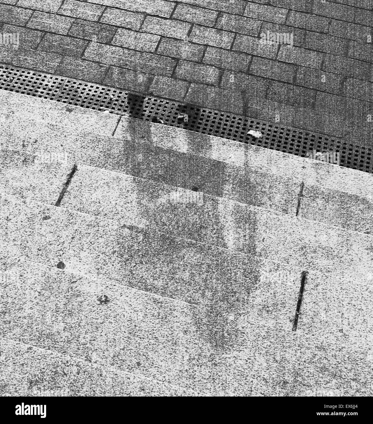 Zweiter Weltkrieg, menschliche Schatten auf Bank Schritte in Hiroshima nach der Explosion der Atombombe im August 1945 Hiroshima, Japan Stockfoto