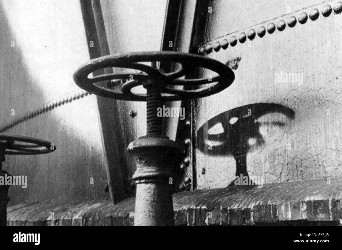 Zweiter Weltkrieg, Schatten eines Wasserhahns auf einer Rohrleitung in Hiroshima nach der Explosion der Atombombe im August 1945 Hiroshima, Japan Stockfoto