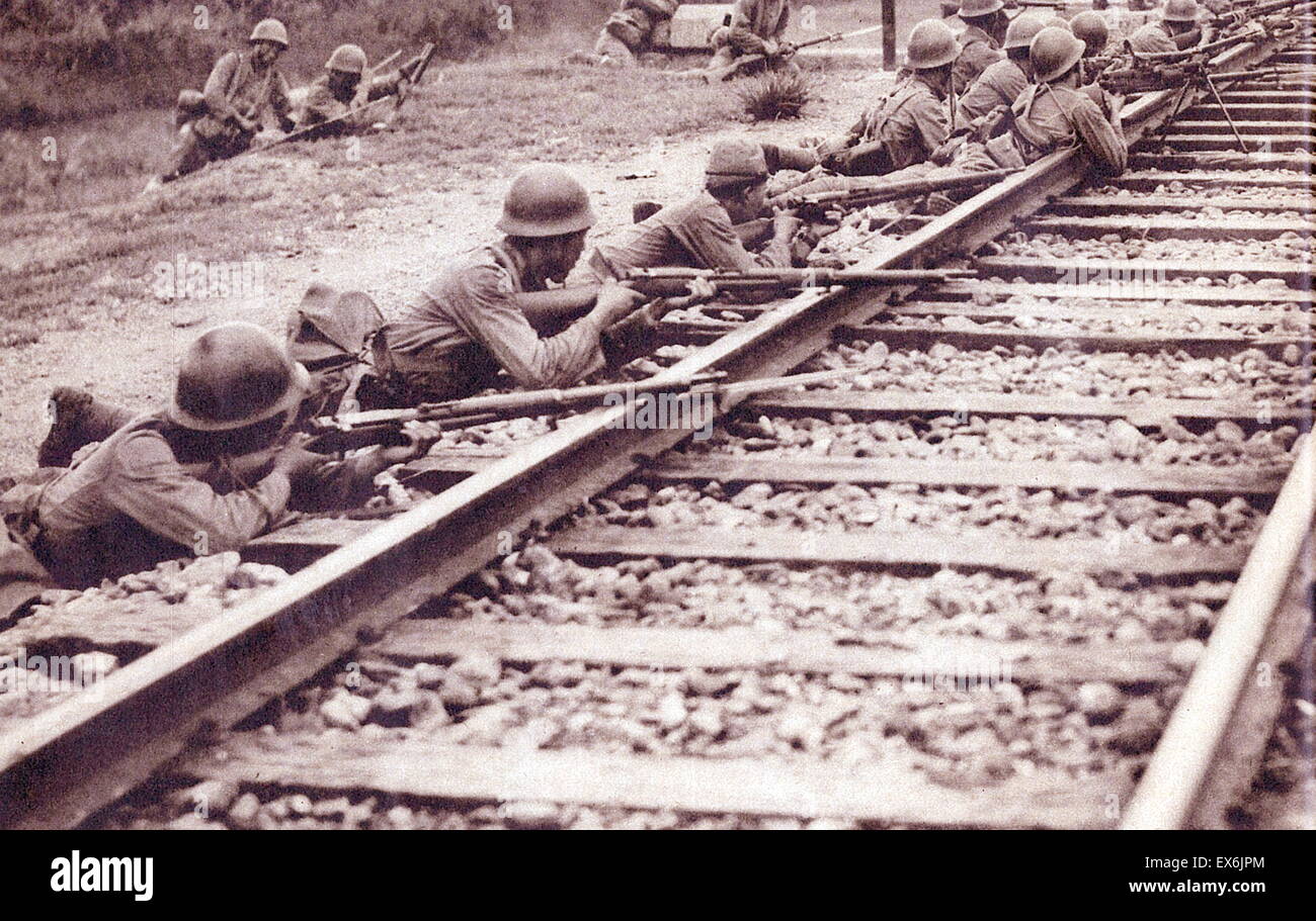 Japanische Truppen bewachen die Bahn in der Nähe eines Dorfes in der Nähe von Beijing 1937 Stockfoto