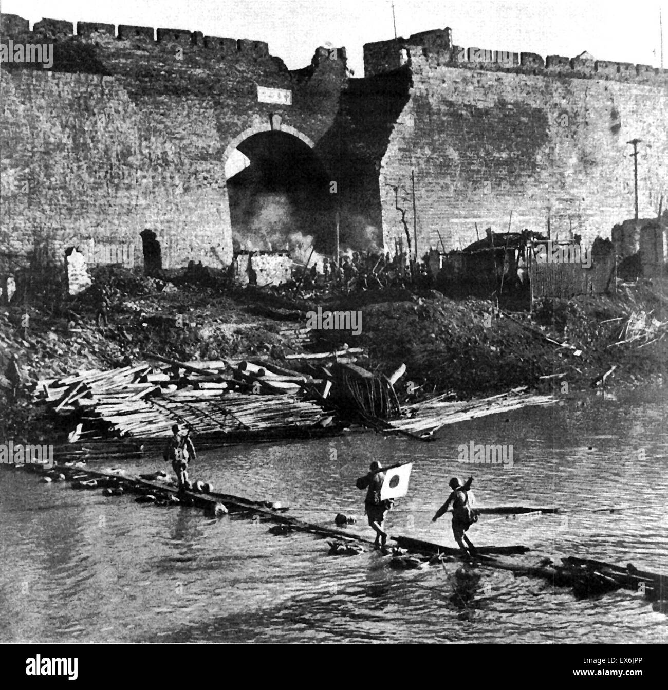 Japanische Soldaten, die Überquerung eines Flusses in der Nähe von Stadtmauer von Nanjing, China, 1937 Stockfoto