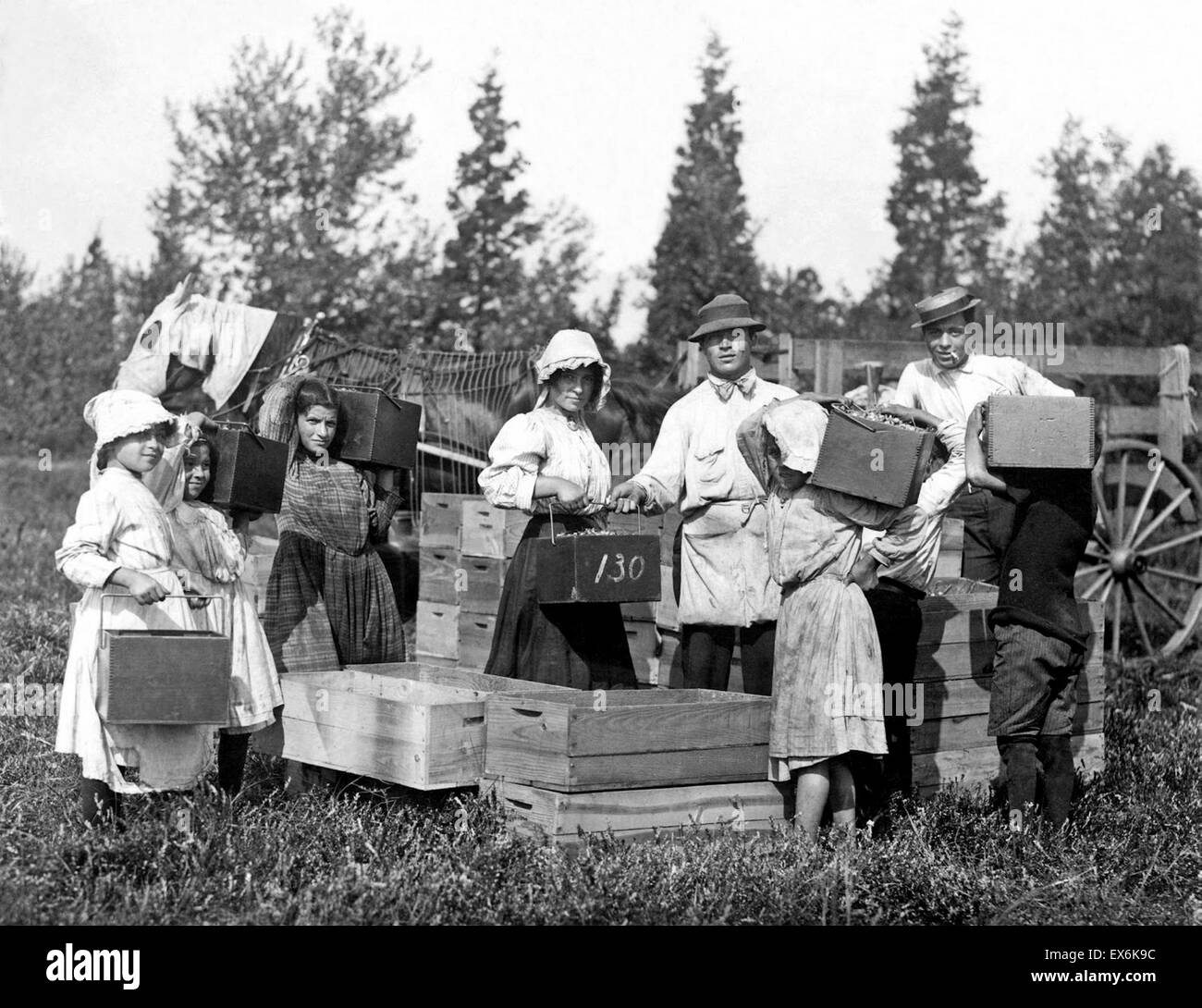 Lewis Hine (Fotograf). Gruppe der Kinder, die in ihrer Picks mit dem Scheffel Mann New Jersey USA 1910 Stockfoto