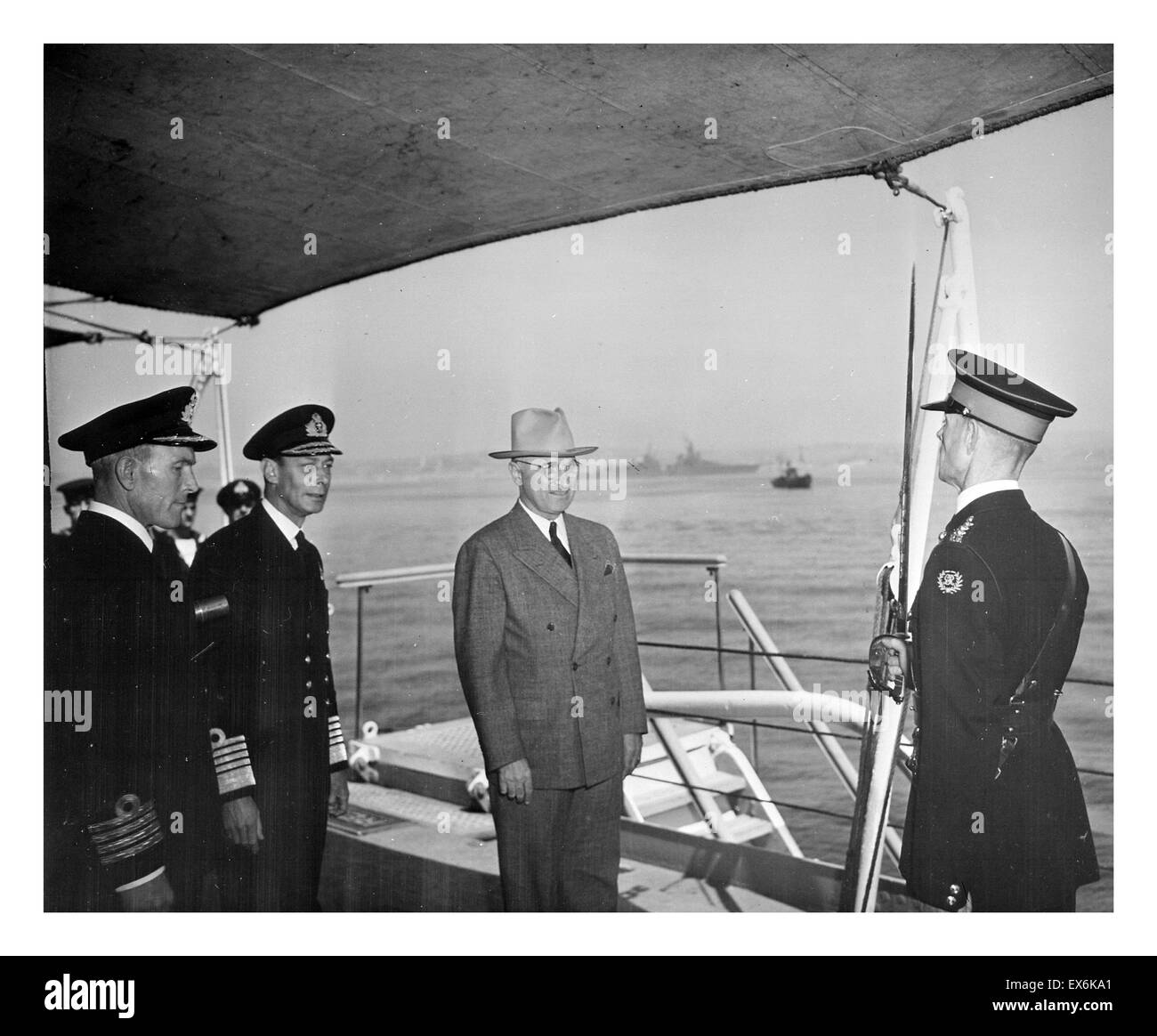 König George VI des Vereinigten Königreichs und US-Präsident Harry Truman treffen auf HMS Renown 1945 Stockfoto