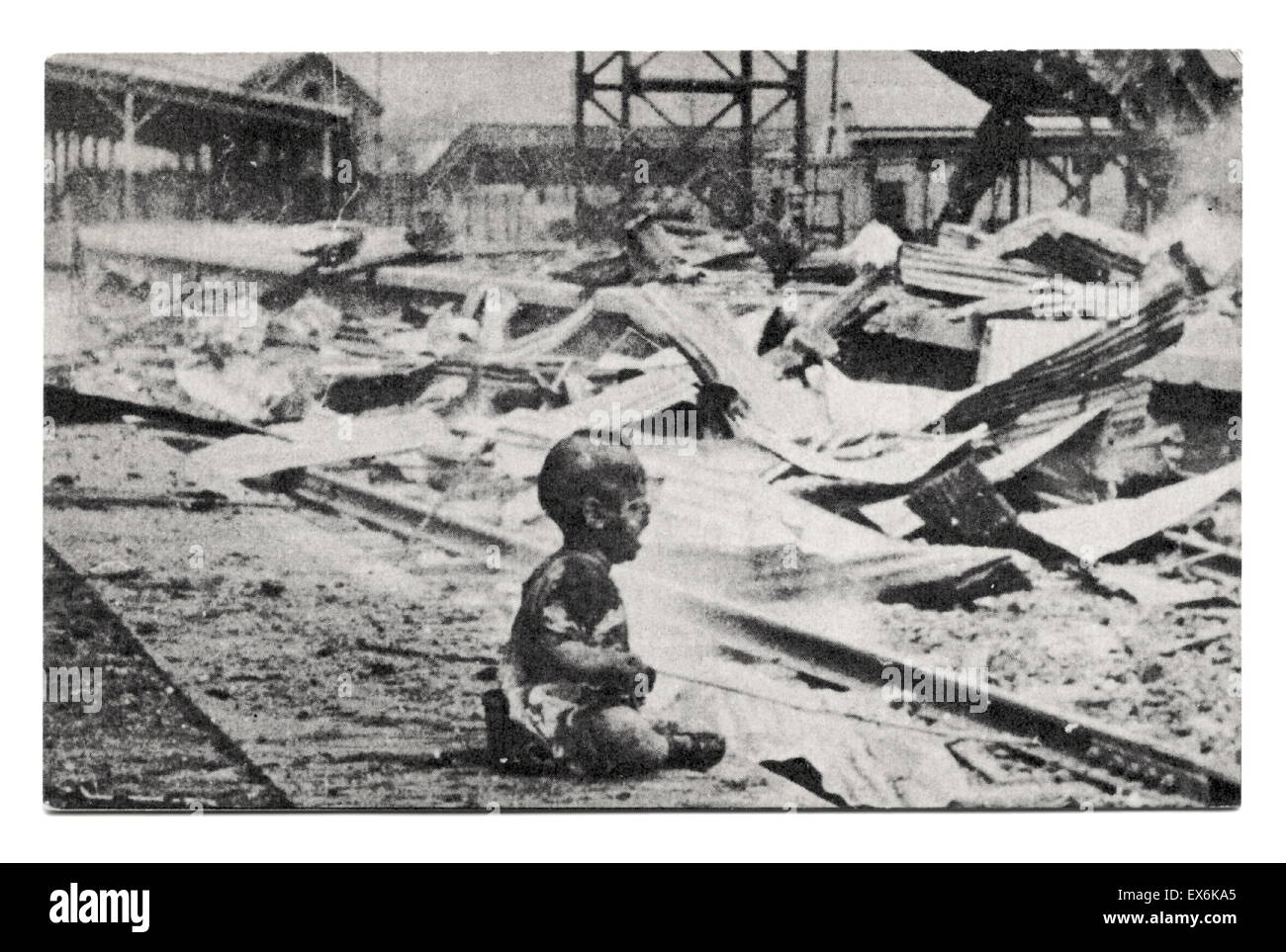 Zweiten Sino-japanischen Krieg 1937 während eines Bombenangriffs, bombardierten die Japaner eine chinesischen Zug-Station, die Frauen und Kinder untergebracht. Dieses Baby überlebt, obwohl er verletzt. Stockfoto