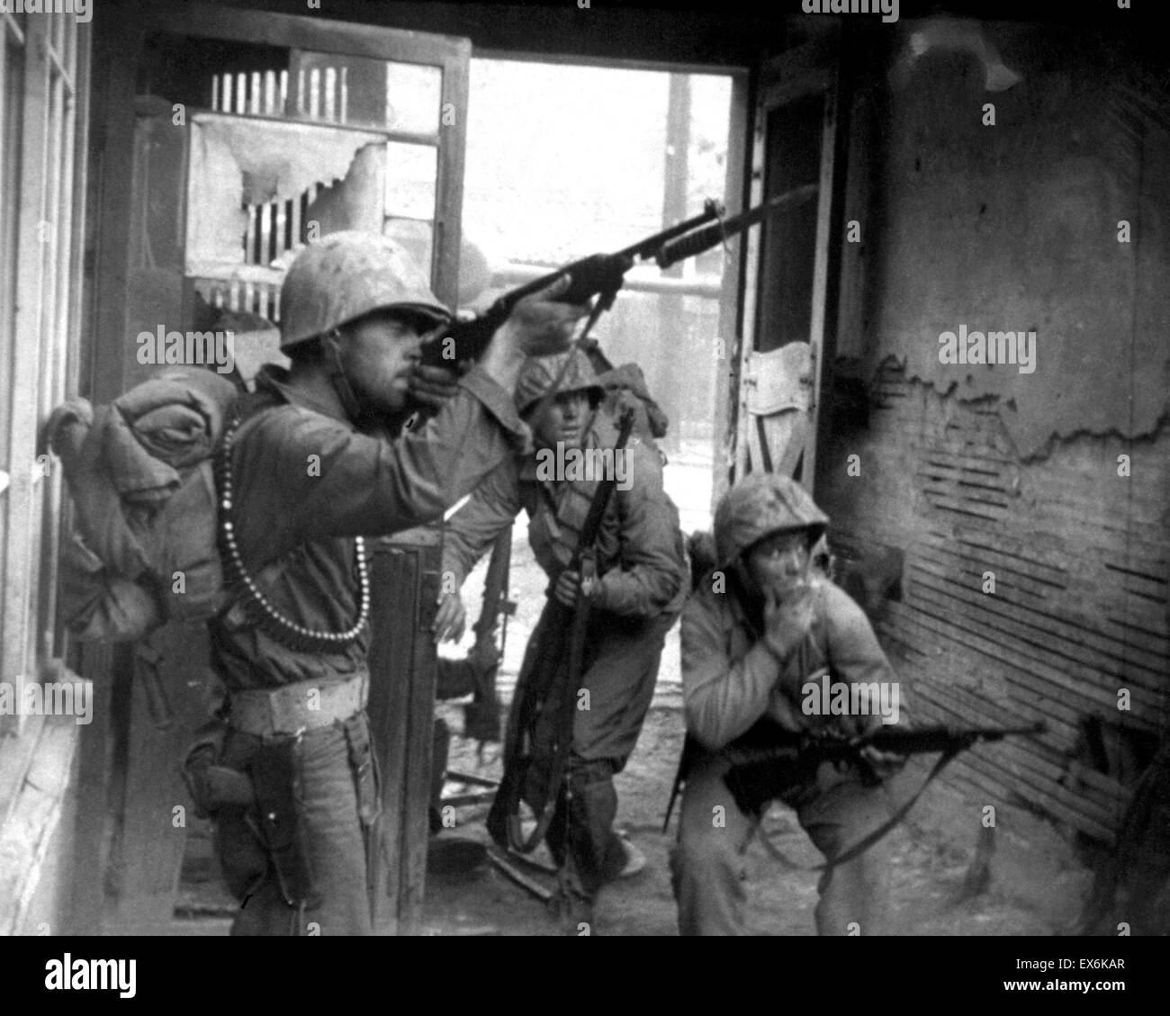 Leutnant Robert Strickland, Corporal John Romanowski der US-Armee in Korea 1950 Aktion Stockfoto