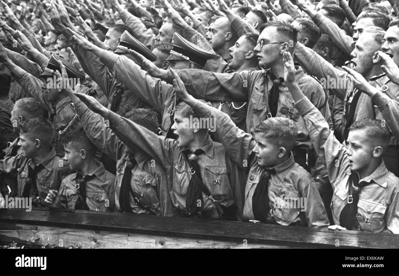 Nazi-Rallye mit Hitler-Jugend-Mitgliedern im Vordergrund 1936 Stockfoto