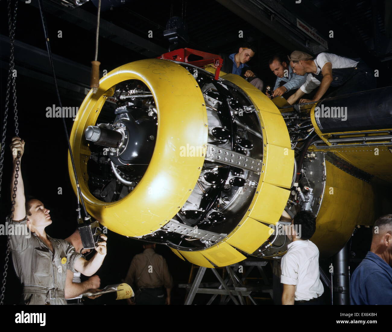 North American Aviation Fabrikarbeiter Montage eines Motors auf eine b-25 Bomber 1942 Stockfoto