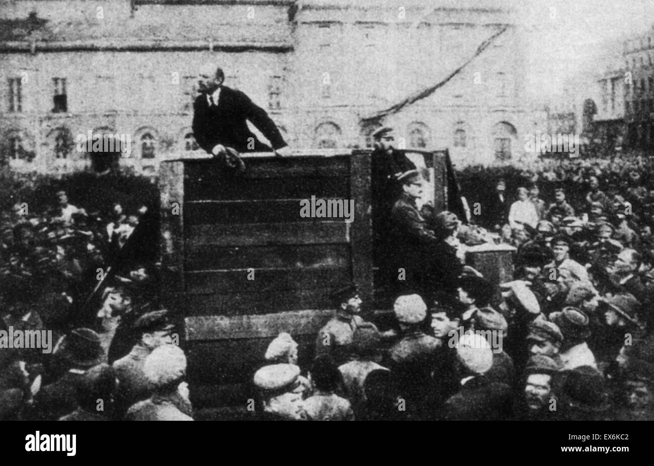 Vladimir Lenin (1870-1924), Russische kommunistische revolutionäre, Politiker und politischer Theoretiker, mit Leon Trotsky (1879-1940), marxistischer revolutionär und Theoretiker, sowjetischer Politiker und Gründer und ersten Führer der Roten Armee auf dem Roten Platz, Moskau 1 Stockfoto