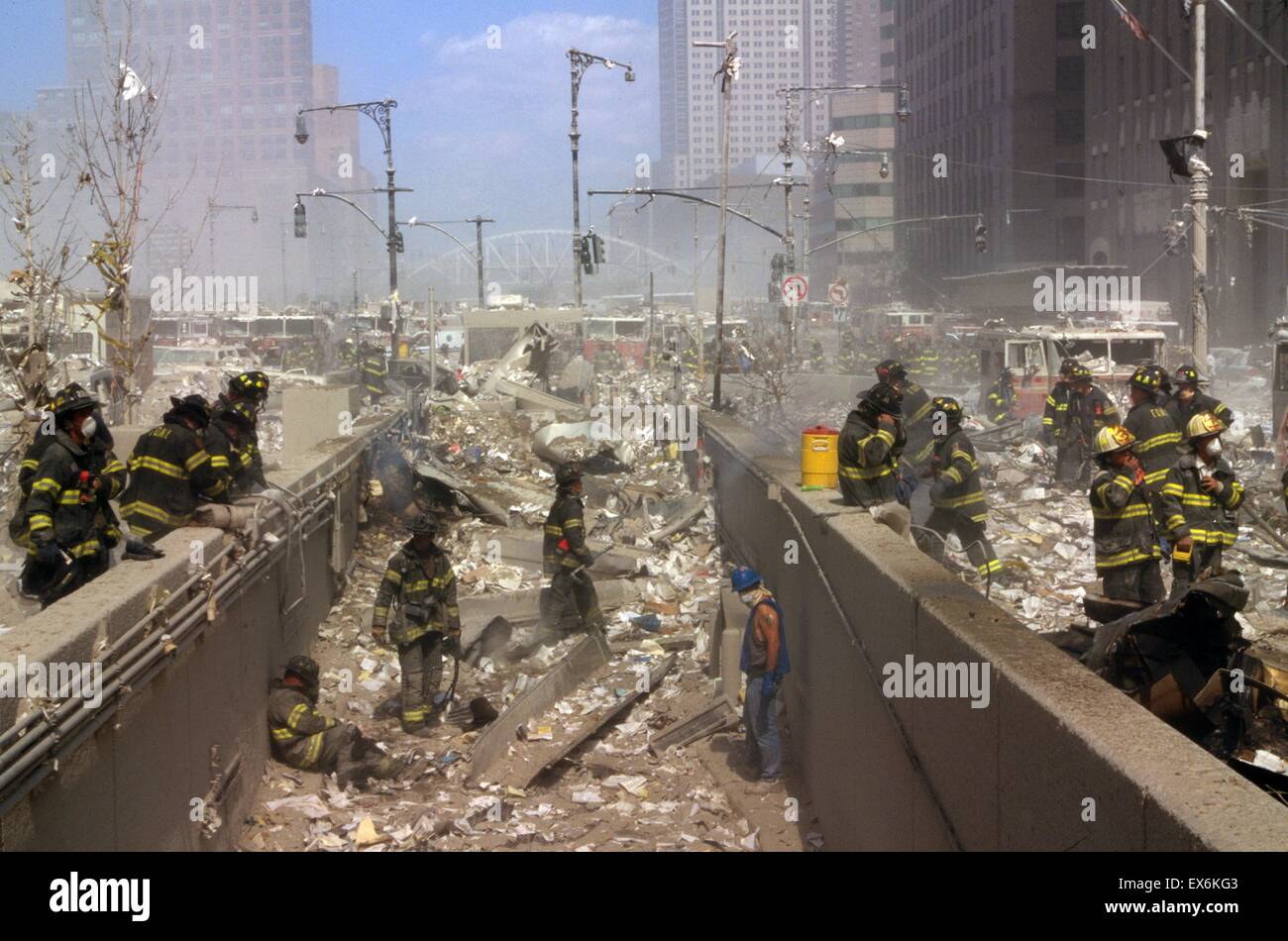 Farbfoto der New Yorker Feuerwehr mitten in den Trümmern des World Trade Center nach den 9/11-Anschlägen. Vom 2001 Stockfoto