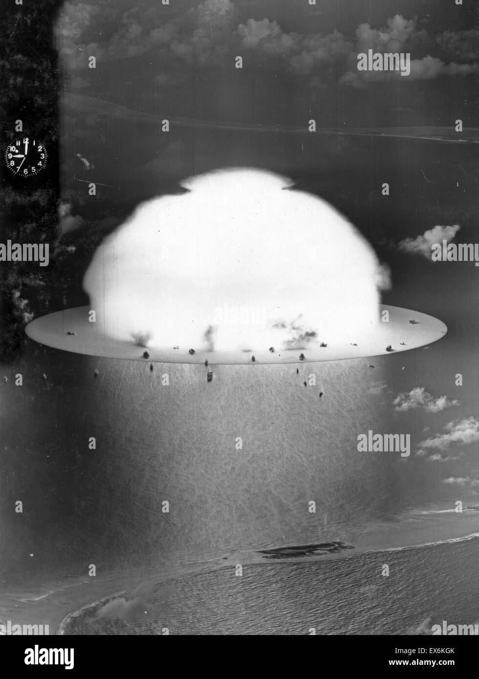 Foto von einem Atompilz während Operation Crossroads Kernwaffen Tests auf Bikini Atoll. Datiert 1946 Stockfoto