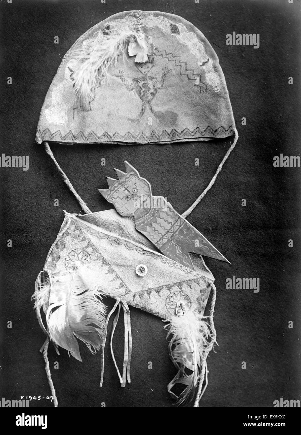 Native American Piegan gefranst Medizin Ledertasche. Von Edward Curtis 1868-1952, Fotograf 1910 Stockfoto
