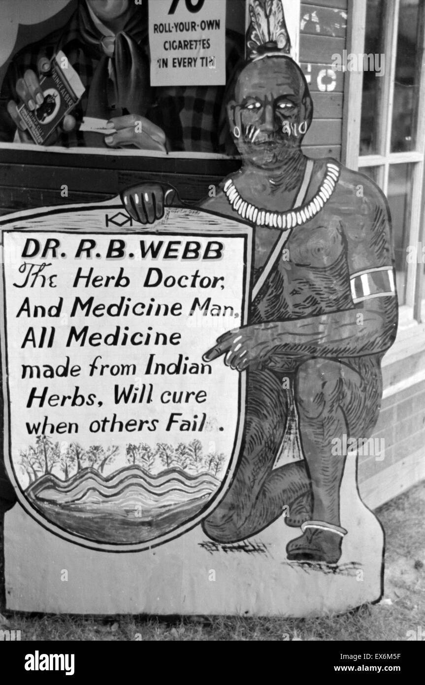 Medizin-Zeichen durch die Figur eines amerikanischen Indianer gehalten. Pine Bluff, Arkansas 1938 Stockfoto