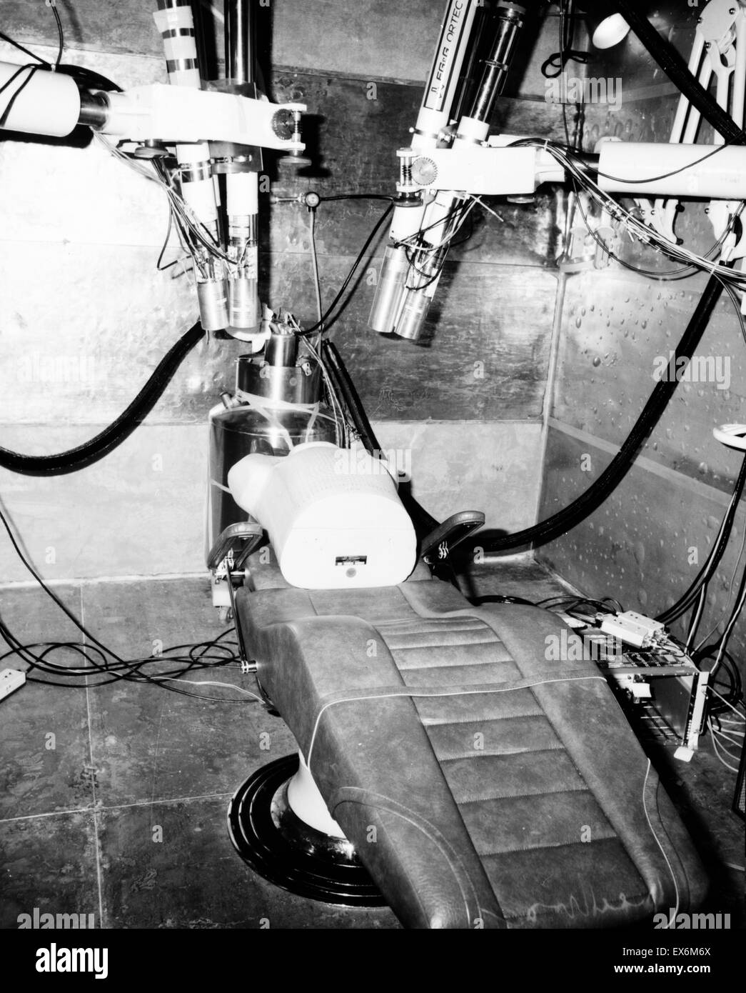 Foto eines Körpers zählen Zimmer gebaut von Pre zweiten Weltkrieg Stahl an Emergency Medical Services Facility, Südwest-Ecke des zentralen & dritten Alleen, Golden, Jefferson County, Colorado. Datierte 1985 Stockfoto