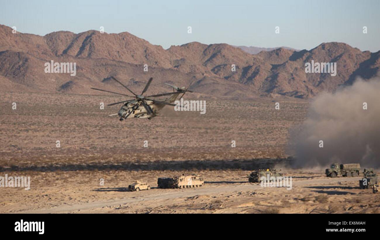 Ein CH-53E Sea Stallion-Hubschrauber fliegt eine simulierte medizinische Evakuierung während der Tank Mechanized Assault Course an Bord der Marine Corps Air Ground Combat Center Twenty - neun Palms, California. Datierte 2014 Stockfoto