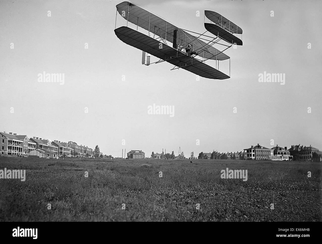 Orville Wright fliegt eine frühe Flugzeug. 1905 Stockfoto Orville Wright fliegt eine frühe Flugzeug. 1905 Stockfoto