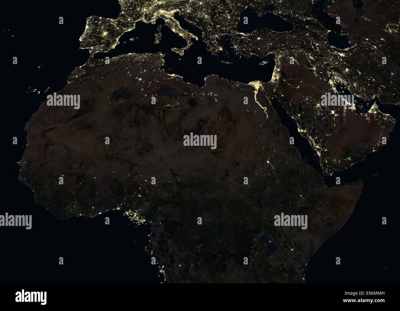 Nordafrika und dem Nahen Osten in der Nacht im Jahr 2012. Dieses Satellitenbild zeigt städtische und industrielle Beleuchtung. Stockfoto
