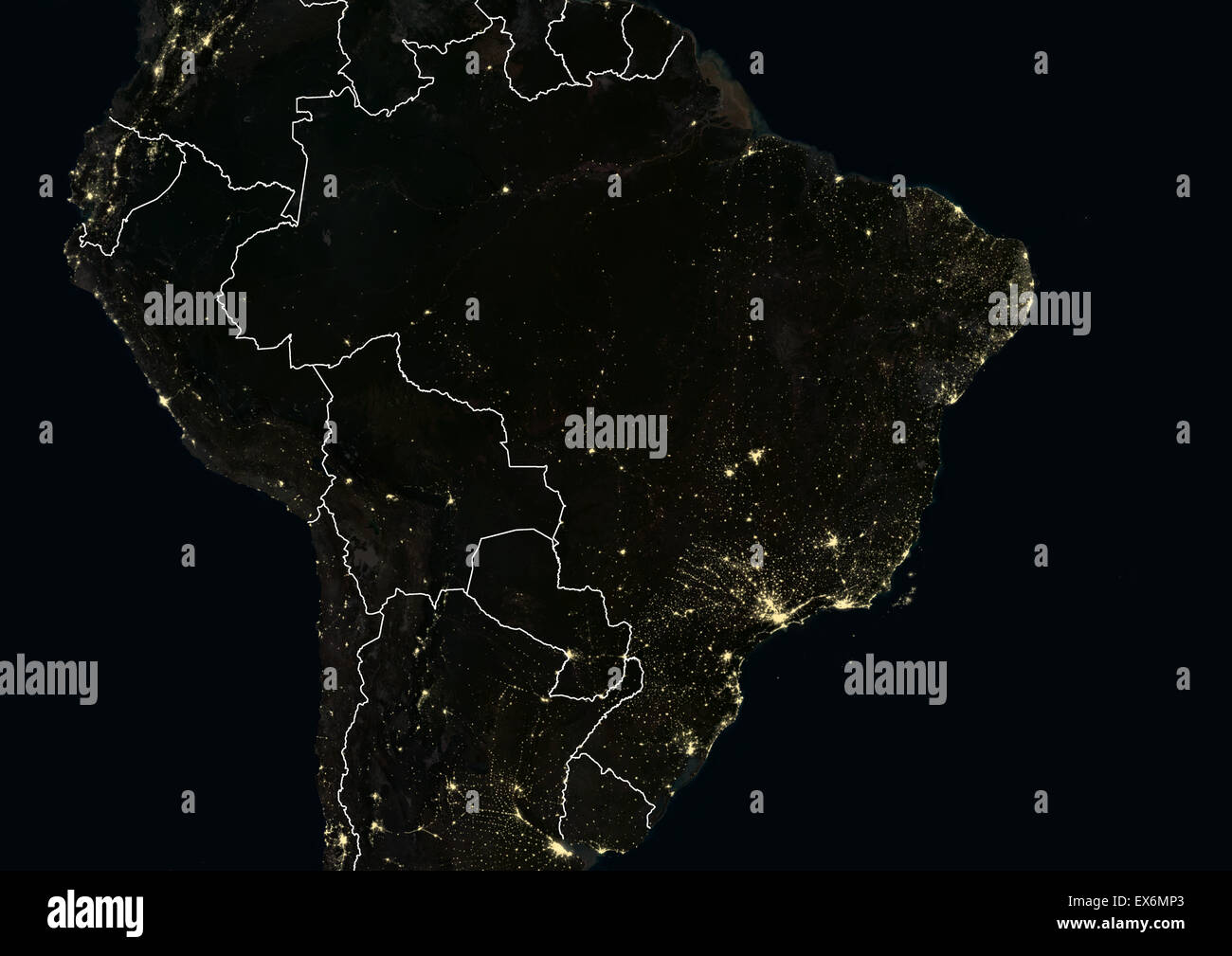 Brasilien in der Nacht im Jahr 2012. Dieses Satellitenbild mit Landesgrenzen zeigt städtische und industrielle Beleuchtung. Stockfoto