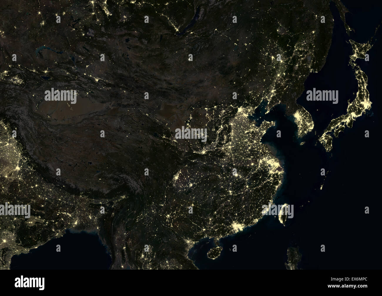 China in der Nacht im Jahr 2012. Dieses Satellitenbild zeigt städtische und industrielle Beleuchtung. Stockfoto