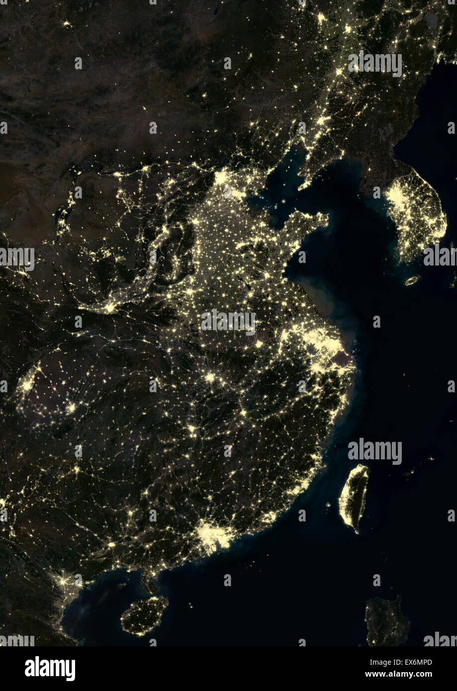 Ost-China in der Nacht im Jahr 2012. Dieses Satellitenbild zeigt städtische und industrielle Beleuchtung. Stockfoto