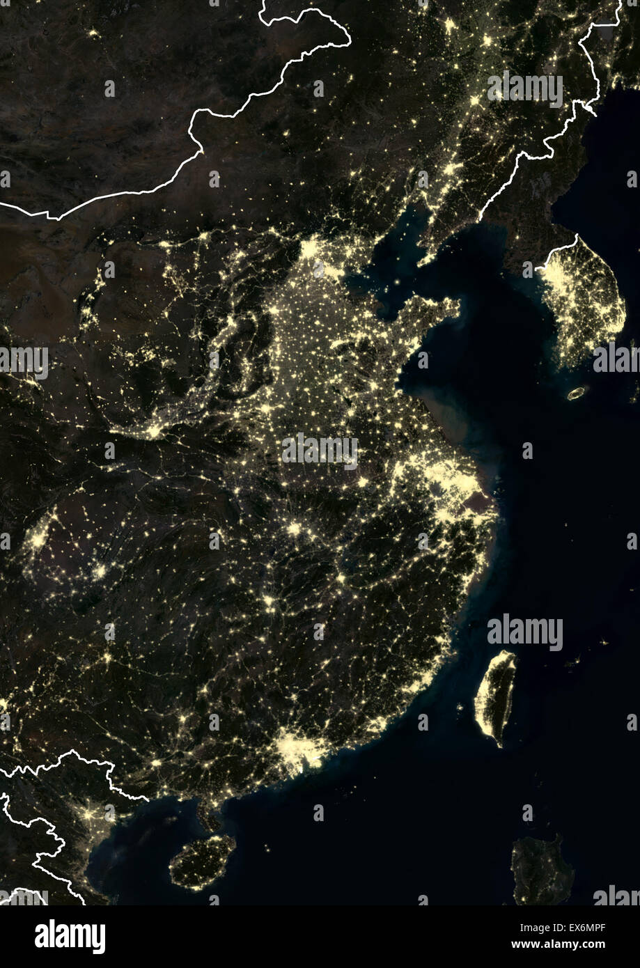 Ost-China in der Nacht im Jahr 2012. Dieses Satellitenbild mit Landesgrenzen zeigt städtische und industrielle Beleuchtung. Stockfoto