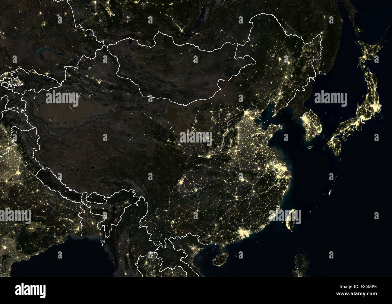 China in der Nacht im Jahr 2012. Dieses Satellitenbild mit Landesgrenzen zeigt städtische und industrielle Beleuchtung. Stockfoto