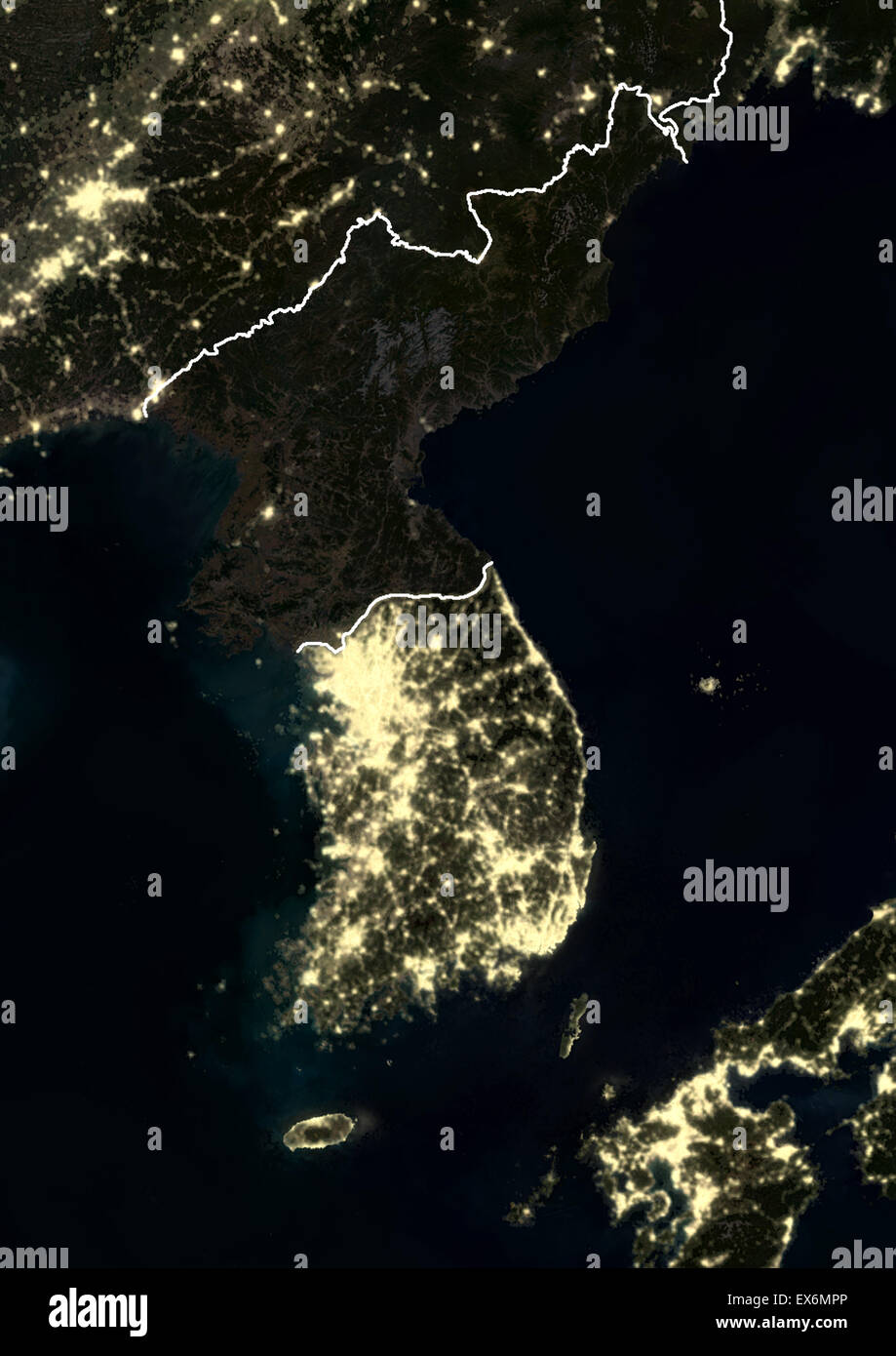 Koreanische Halbinsel in der Nacht im Jahr 2012. Dieses Satellitenbild mit Landesgrenzen zeigt städtische und industrielle Beleuchtung. Stockfoto
