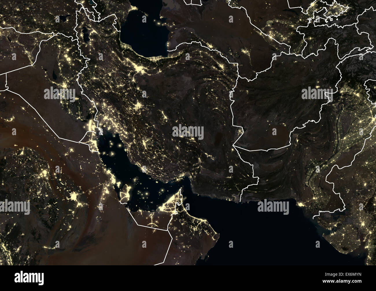 Iran, Irak und Afghanistan in der Nacht im Jahr 2012. Dieses Satellitenbild mit Landesgrenzen zeigt städtische und industrielle Beleuchtung. Stockfoto
