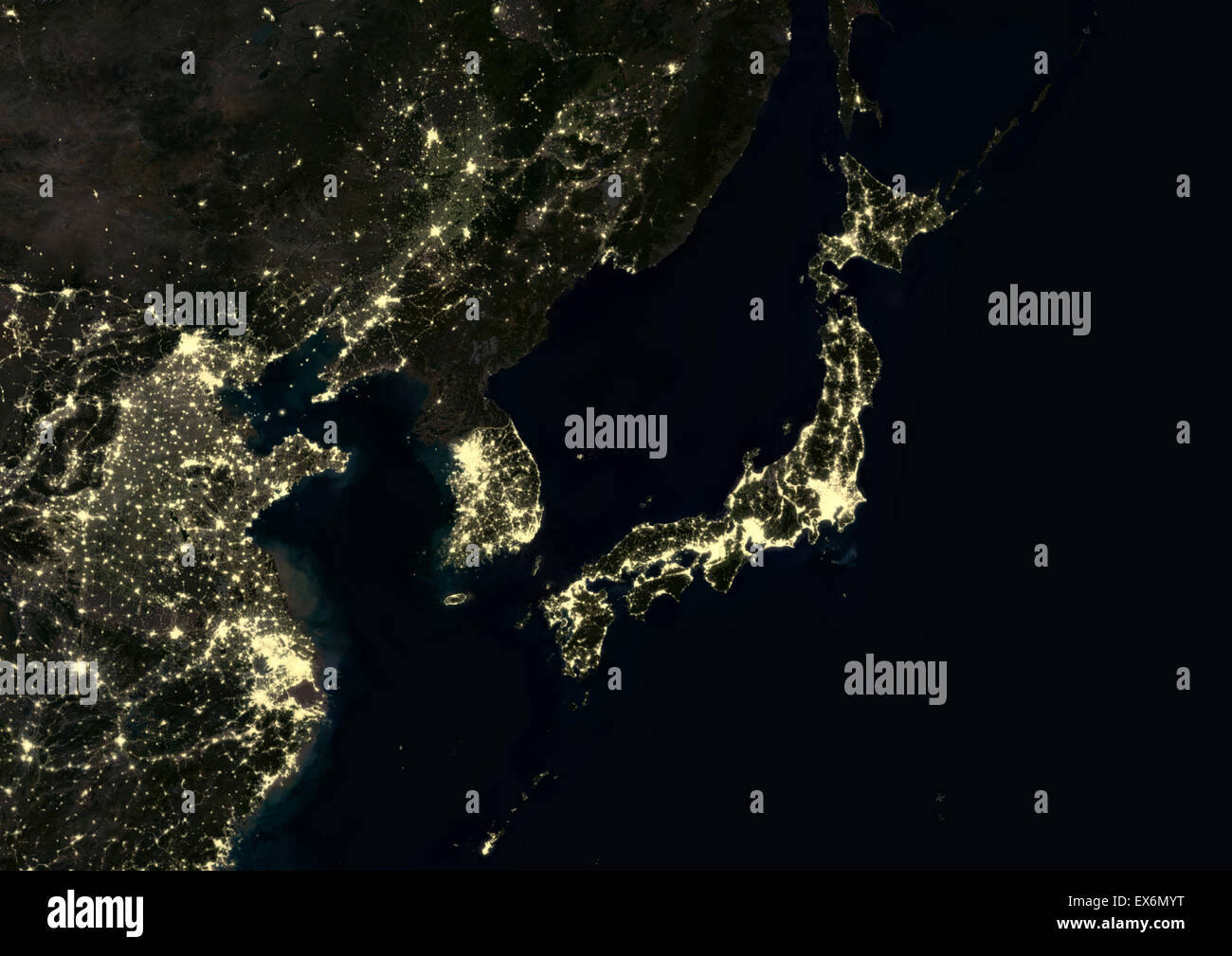 Japan und koreanische Halbinsel in der Nacht im Jahr 2012. Dieses Satellitenbild zeigt städtische und industrielle Beleuchtung. Stockfoto