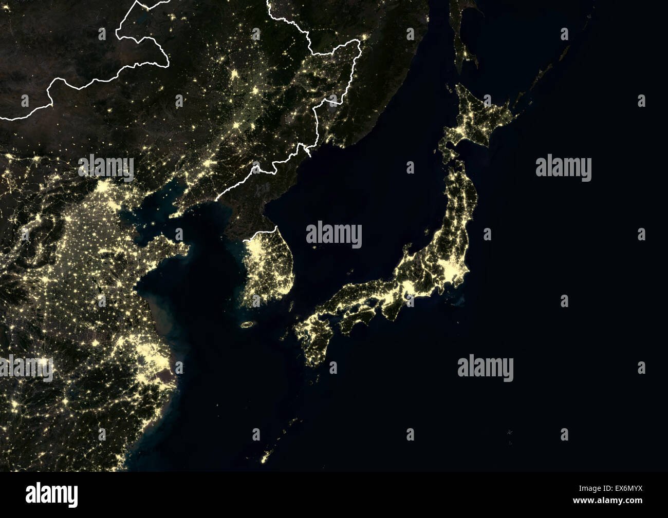 Japan und koreanische Halbinsel in der Nacht im Jahr 2012. Dieses Satellitenbild mit Landesgrenzen zeigt städtische und industrielle Beleuchtung. Stockfoto