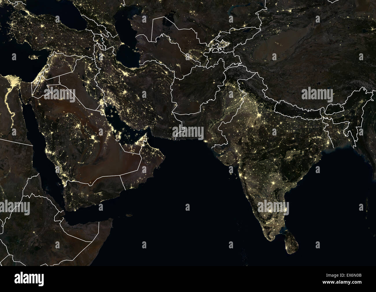 Mittleren Osten und Indien in der Nacht im Jahr 2012. Dieses Satellitenbild mit Landesgrenzen zeigt städtische und industrielle Beleuchtung. Stockfoto