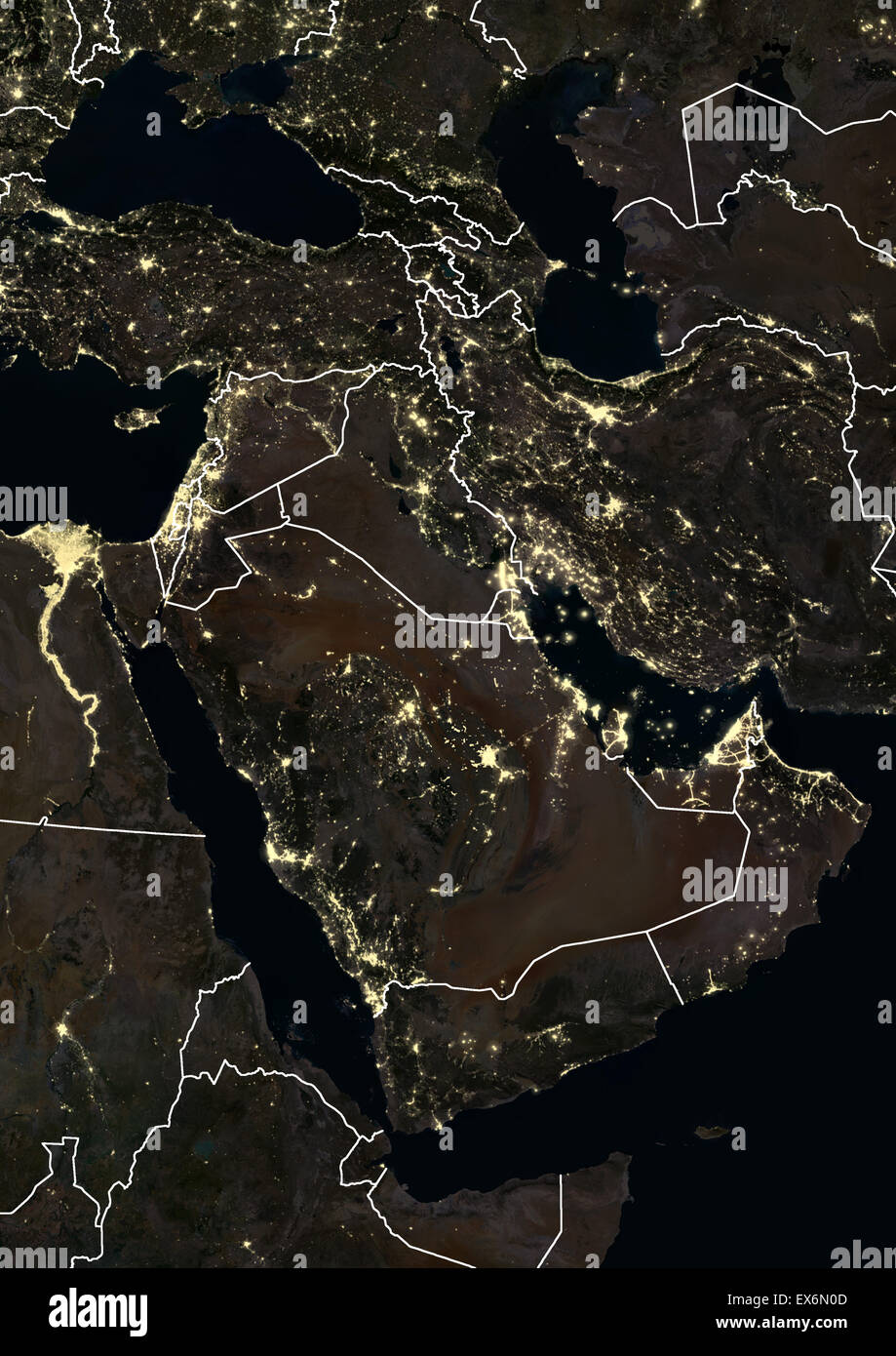 Nahen Osten nachts im Jahr 2012 mit Saudi Arabien. Dieses Satellitenbild mit Landesgrenzen zeigt städtische und industrielle Beleuchtung. Stockfoto
